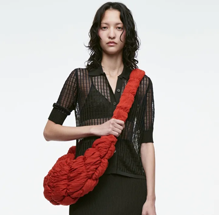 COS RIPPLE CROSSBODY 红色牛角包