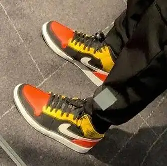 AIR Jordan AJ 1 Mid SE大童款篮球鞋  番茄炒蛋