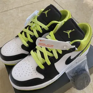 Air Jordan 1 Low SE大童款运动鞋