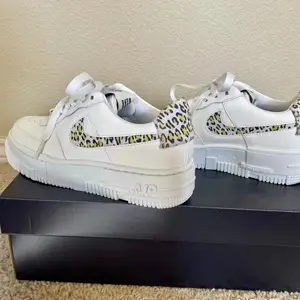 Nike Air Force 1 Pixel SE豹纹女士运动鞋