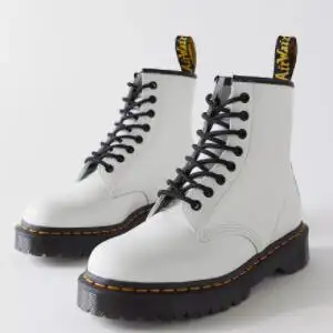 Dr. Martens 1460 8 孔靴 中性款白色