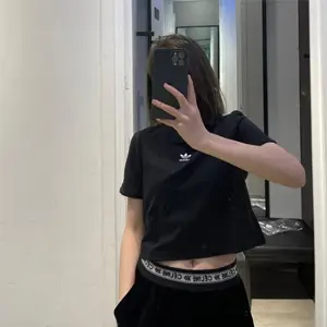 Adidas三叶草小LOGO经典高腰T恤