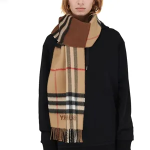 Burberry 复古格纹羊绒围巾