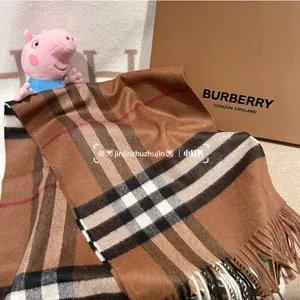 Burberry 复古格纹羊绒围巾