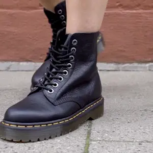 Dr. Martens 1460中性款黑色8孔靴 