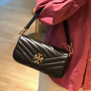 Tory Burch 汤丽柏琦Kira Chevron 巧克力色腋下法棍包