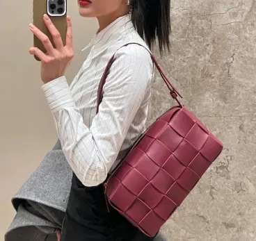 Bottega Veneta 宝缇嘉 酒红色Brick单肩包
