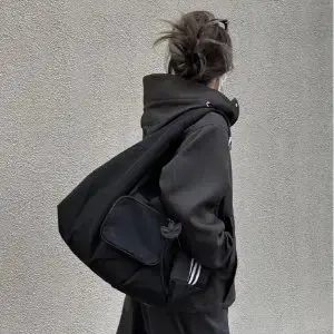 adidas Originals 大号黑色云朵包