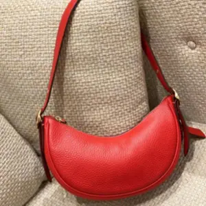 Coach蔻驰Luna月牙包 红色