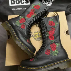 DR. MARTENS Vonda Lace-Up玫瑰刺绣14孔马丁靴
