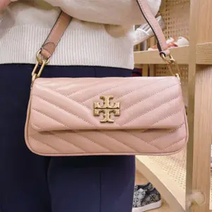 Tory Burch 汤丽柏琦Kira Chevron腋下法棍包 藕粉色