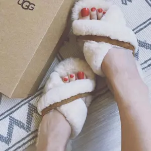 UGG Scuffita cross女款毛绒拖鞋