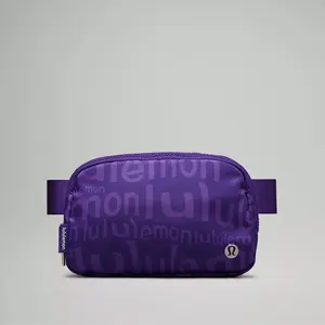 Lululemon Everywhere 暗纹logo腰包 