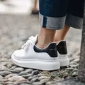 Alexander Mcqueen 小白鞋热卖进行时，潮人必备 