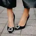 Manolo Blahnik 女士鞋履热卖 入经典钻扣缎面高跟鞋 