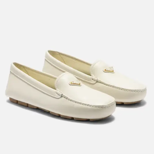 Prada 象牙白绒面革豆豆鞋