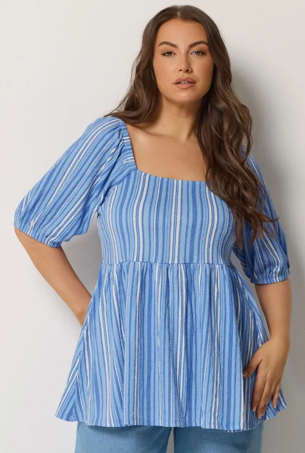 蓝色条纹荷叶边上衣