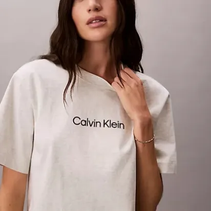 Calvin Klein 经典徽标宽松圆领T恤
